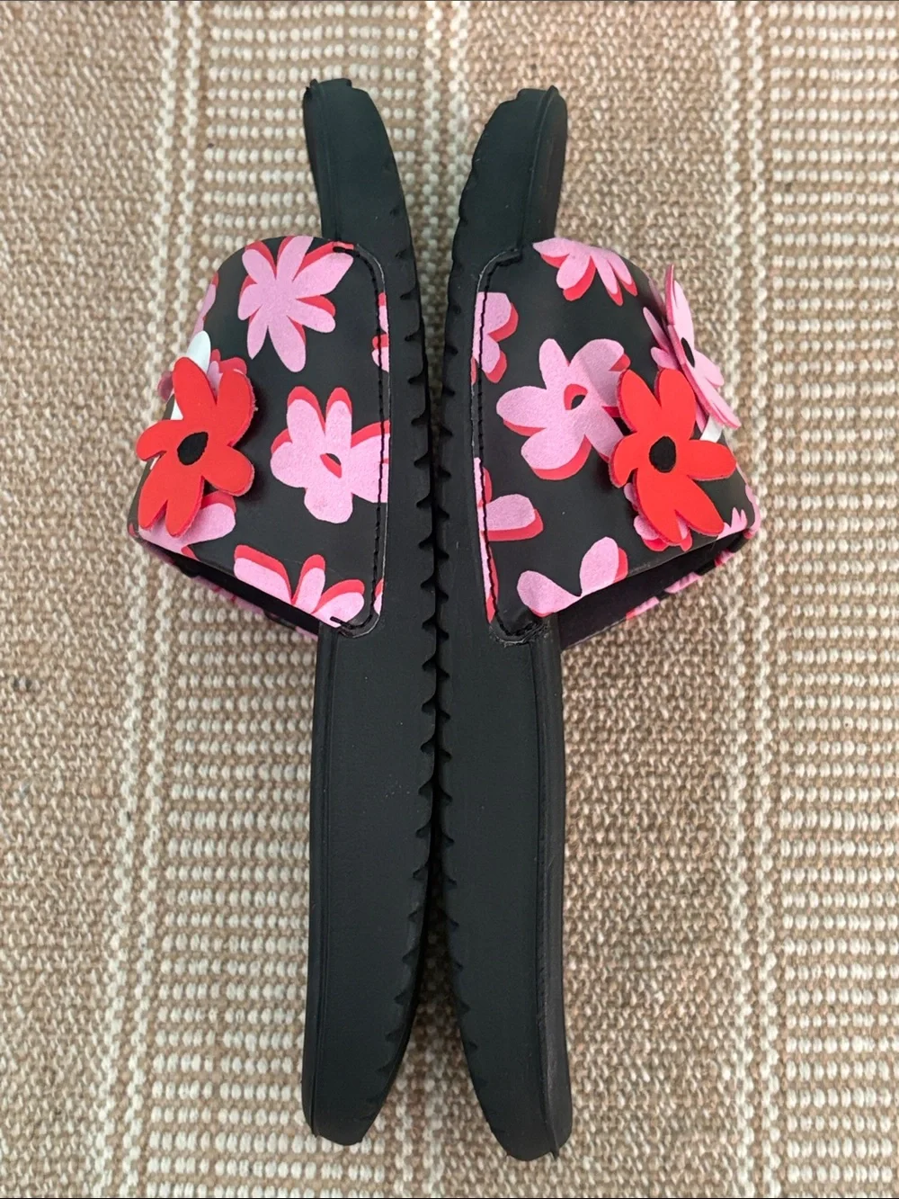 Nike Kid’s Kawa SE Vibrant Floral Pattern Slide. 3-D flower Appliqués. Size— 4 Y